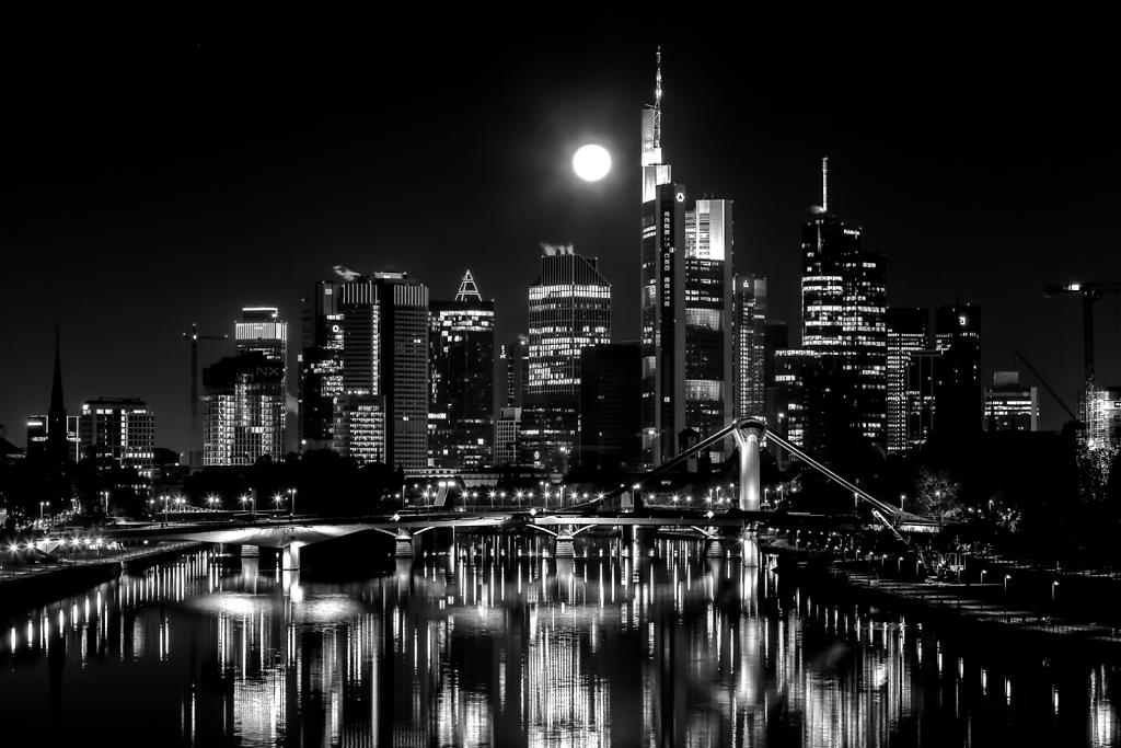 Frankfurt-Skyline-Moonset.jpg
